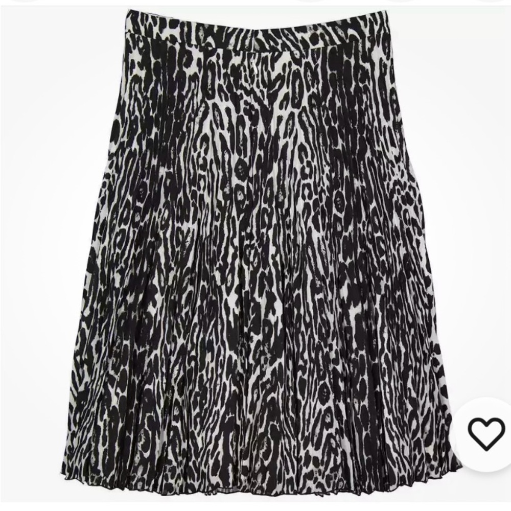 Burberry Beautiful Feminine Black and White Pleated Animal Print Skirt. Sz12